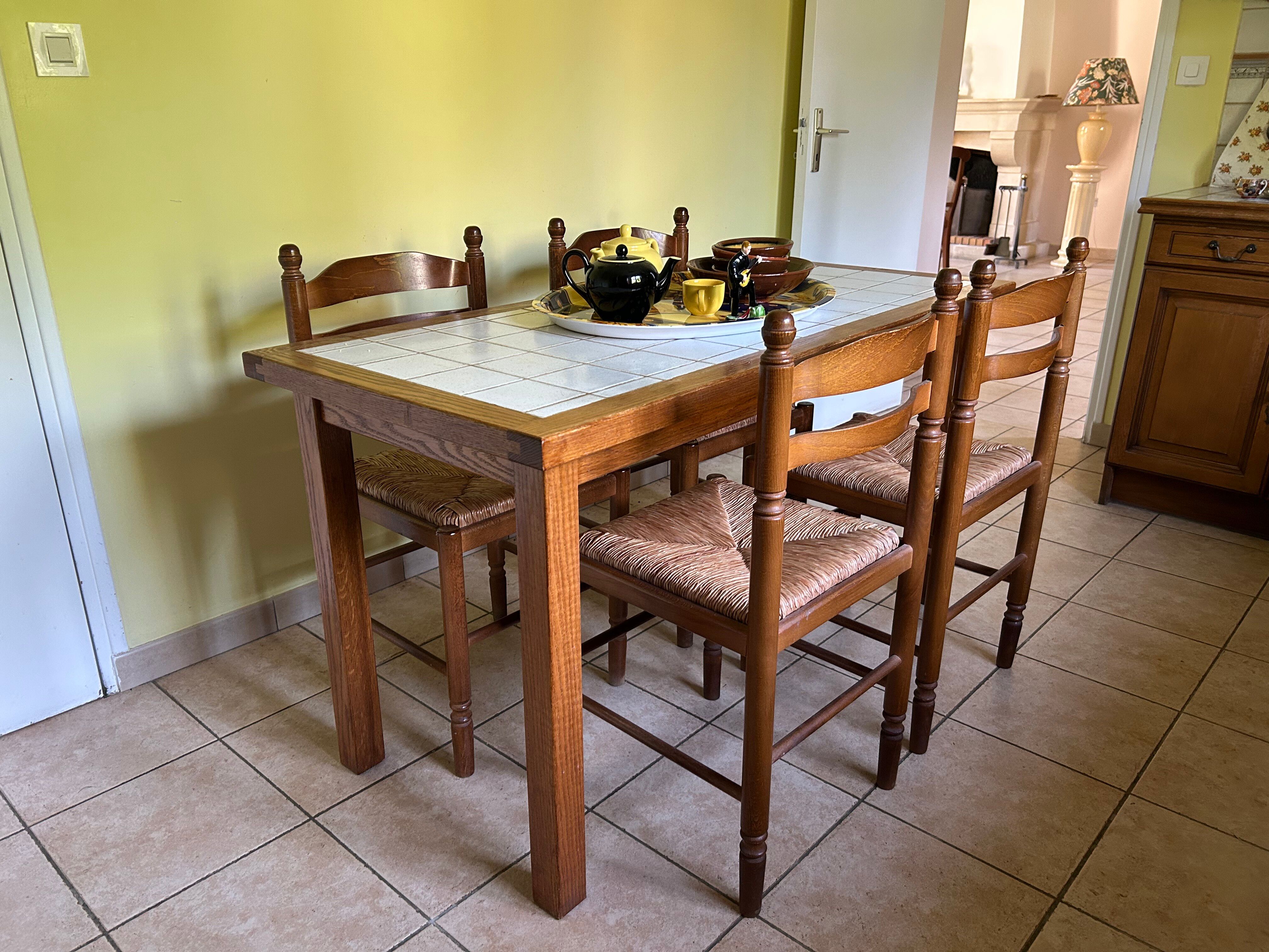 Dining table in chic country style and 4 chairs.