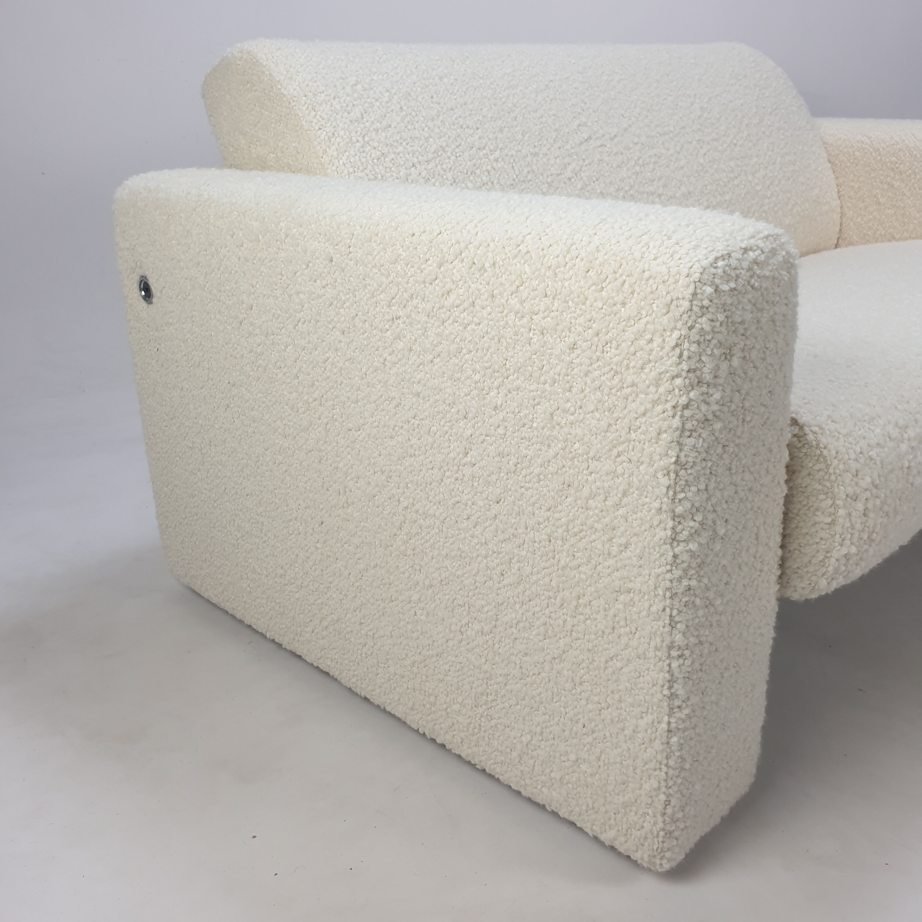 Two-seater sofa Model 691 by Artifort, 1980s.