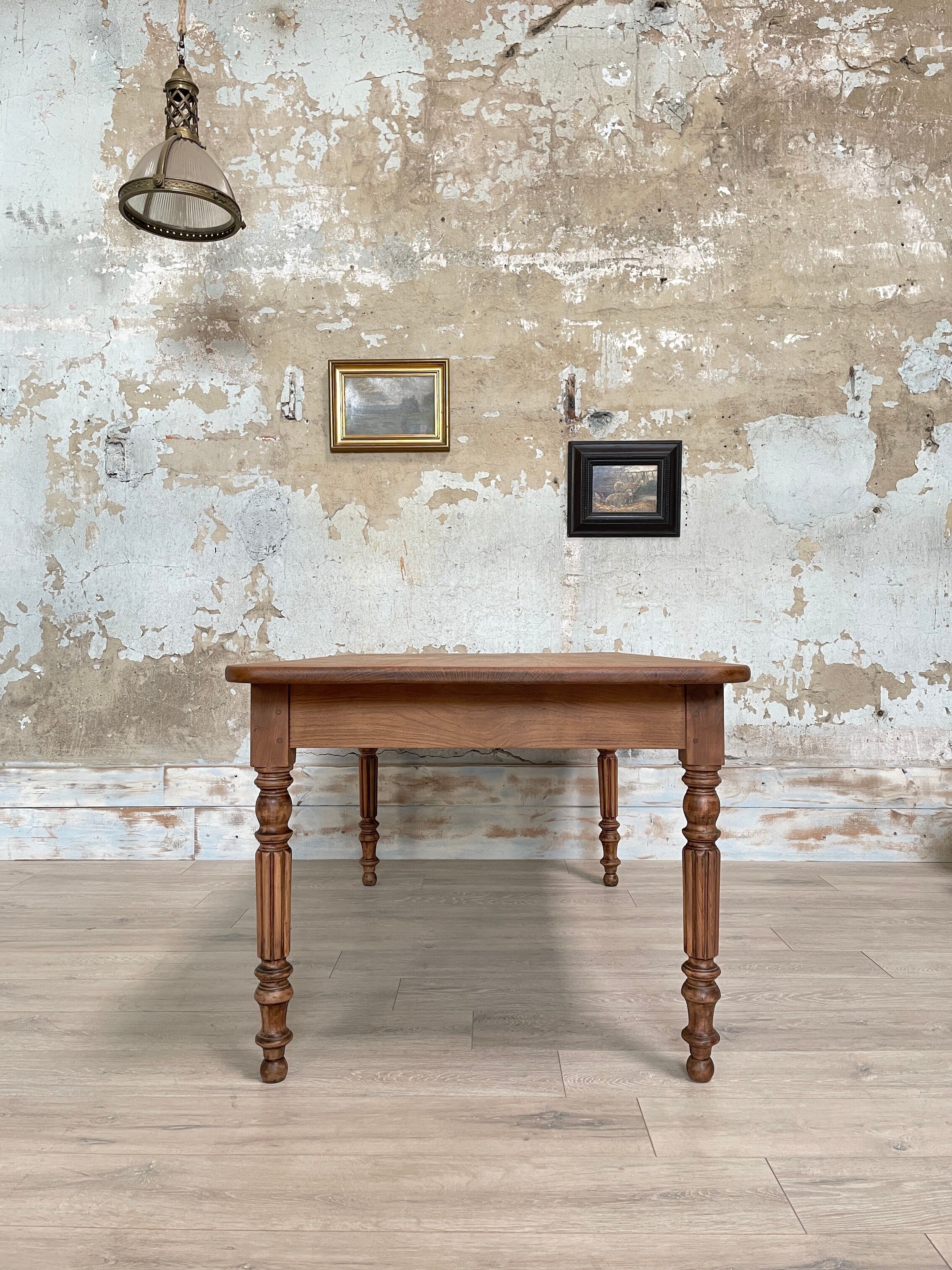 Table with turned legs in solid wood