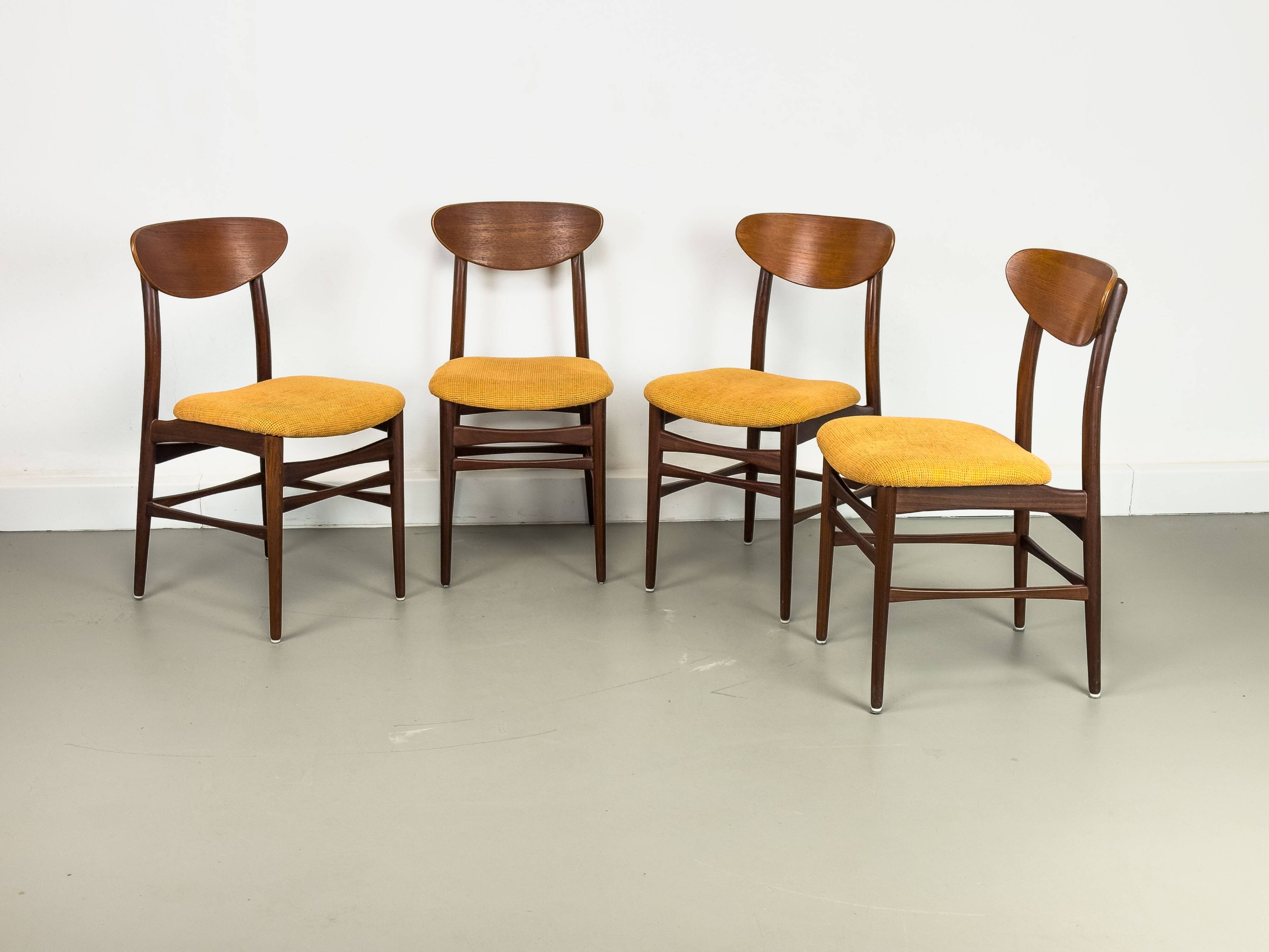 Lot de 4 chaises de salle à manger, années 1960