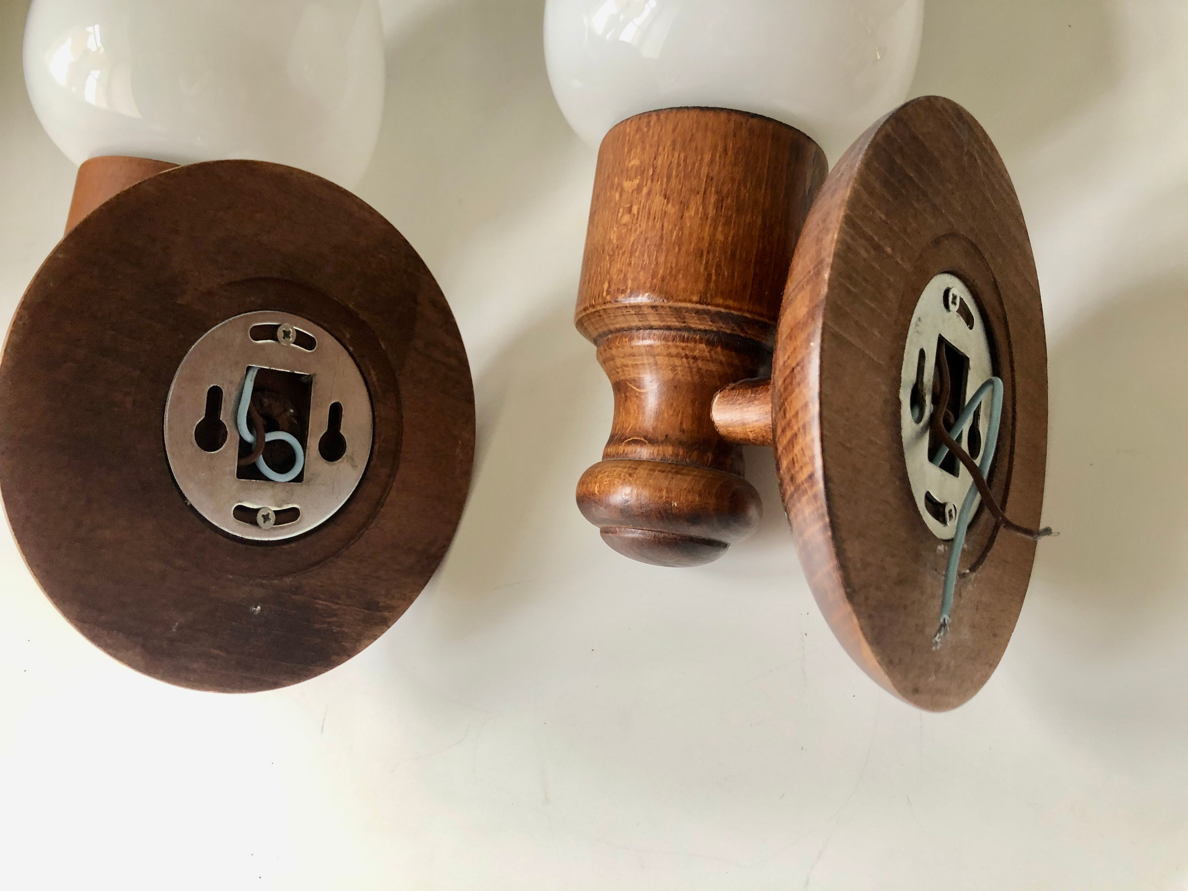 Paire d'appliques 1980 bois et opaline
