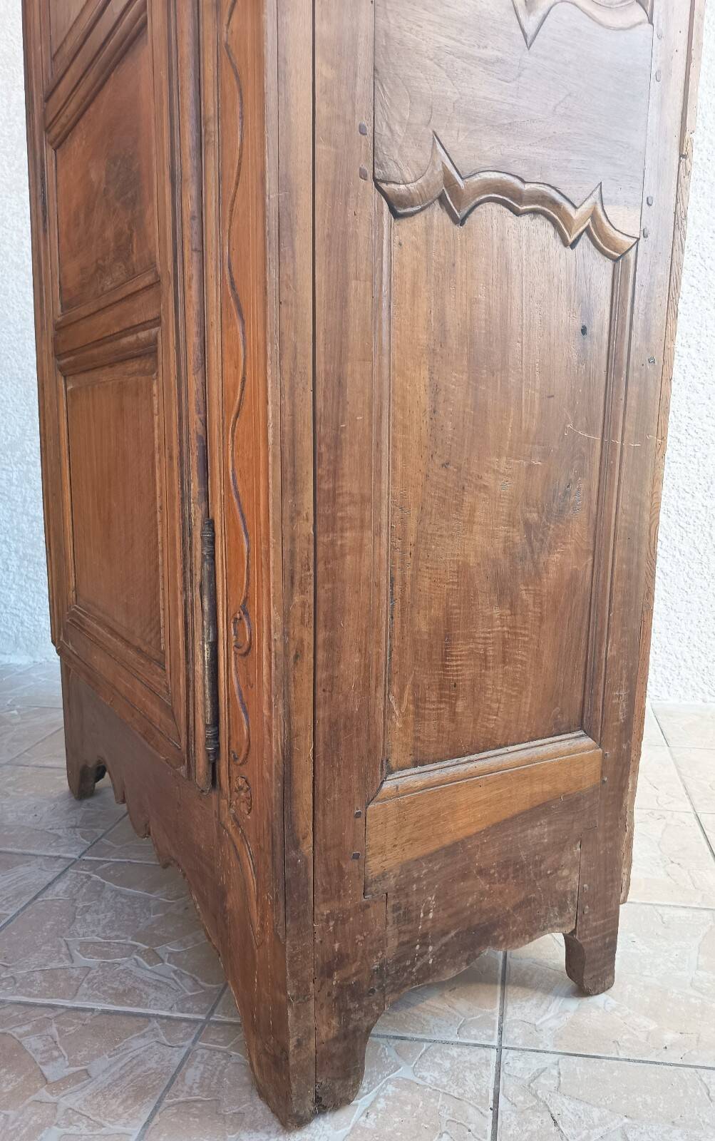 Louis XIV bonnetière in walnut, 18th century.