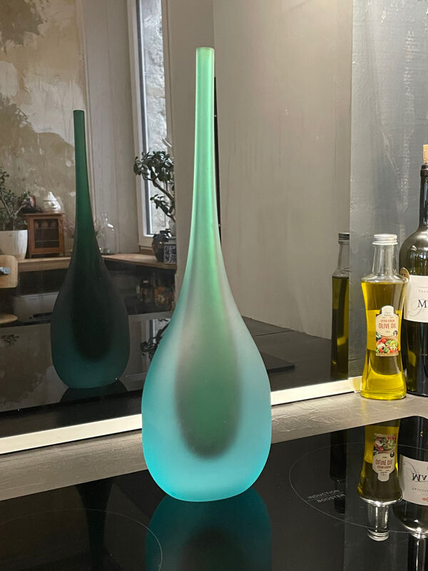 Vase en verre soufflé de Murano en forme de flûte avec un dégradé givré de teal à vert.