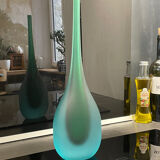 Vase en verre soufflé de Murano en forme de flûte avec un dégradé givré de teal à vert.