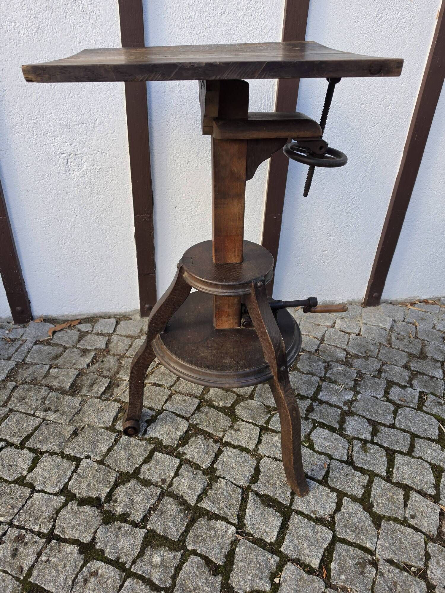 Sculpture stand, photographic camera tripod