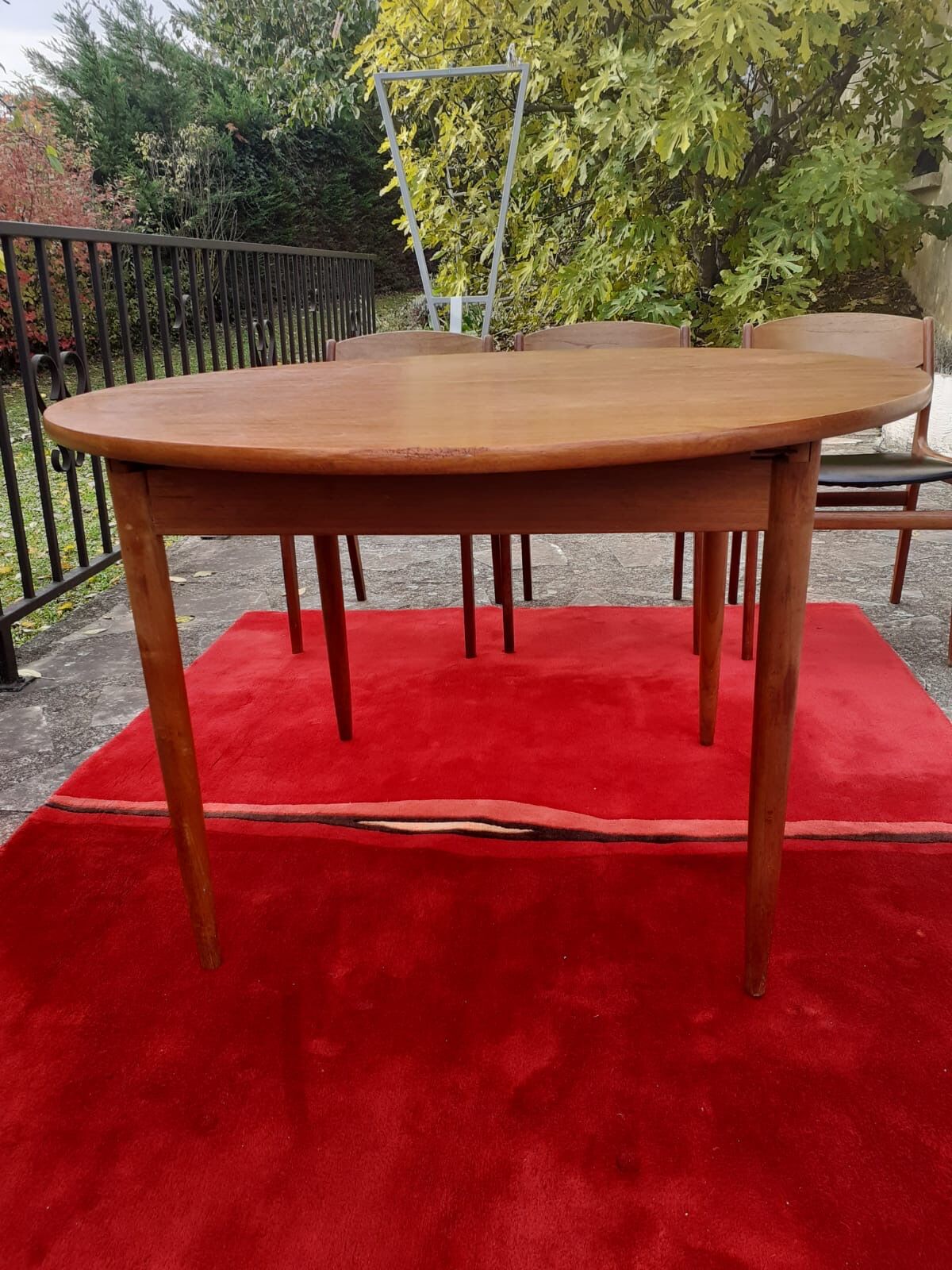 Roundtable with extension cords and chairs from the 1960s