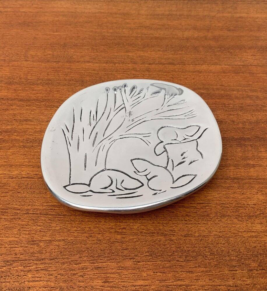 Vintage Canadian metal bowl with beaver decoration by Hoselton.