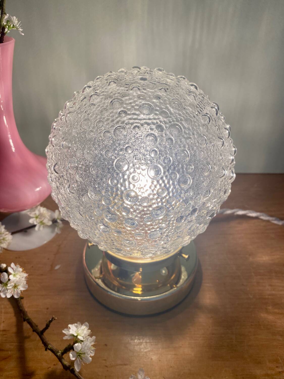 Lampe à poser globe vintage en verre moulé