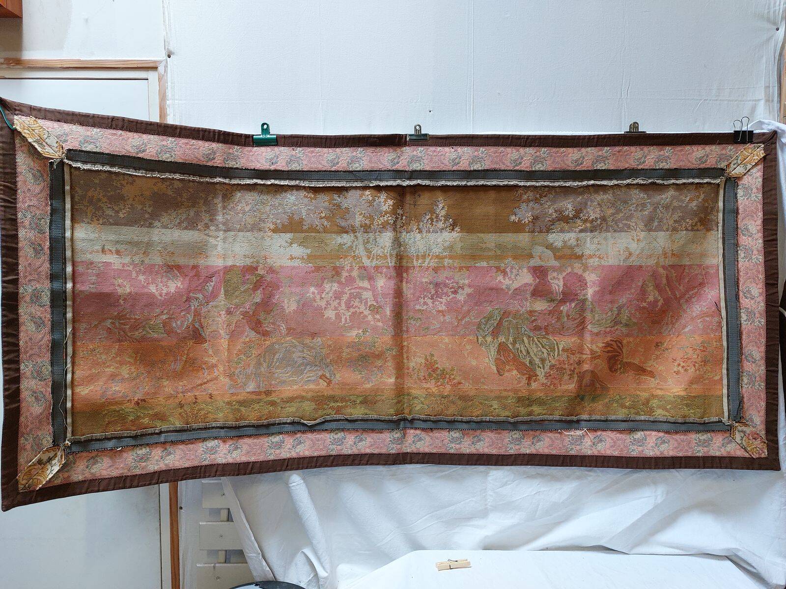 Large Aubusson-style wall tapestry with a gallant scene, 196 cm