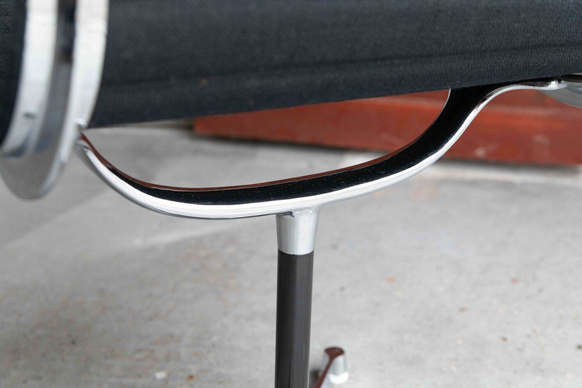 Ensemble de 6 chaises d'appoint ‘EA 105’ par Charles et Ray Eames