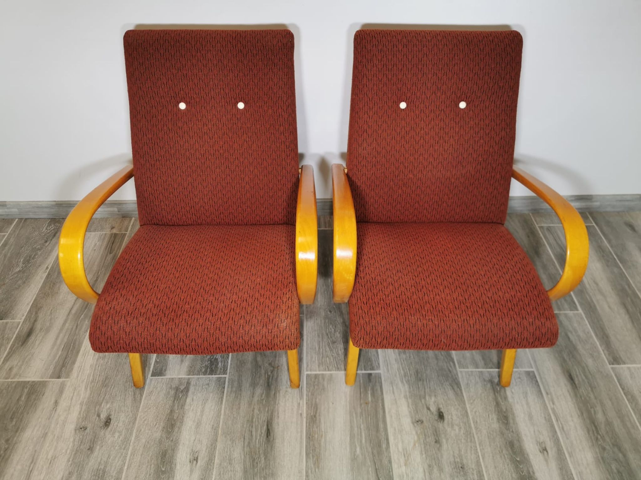 Paire de fauteuils by Jaroslav Smidek