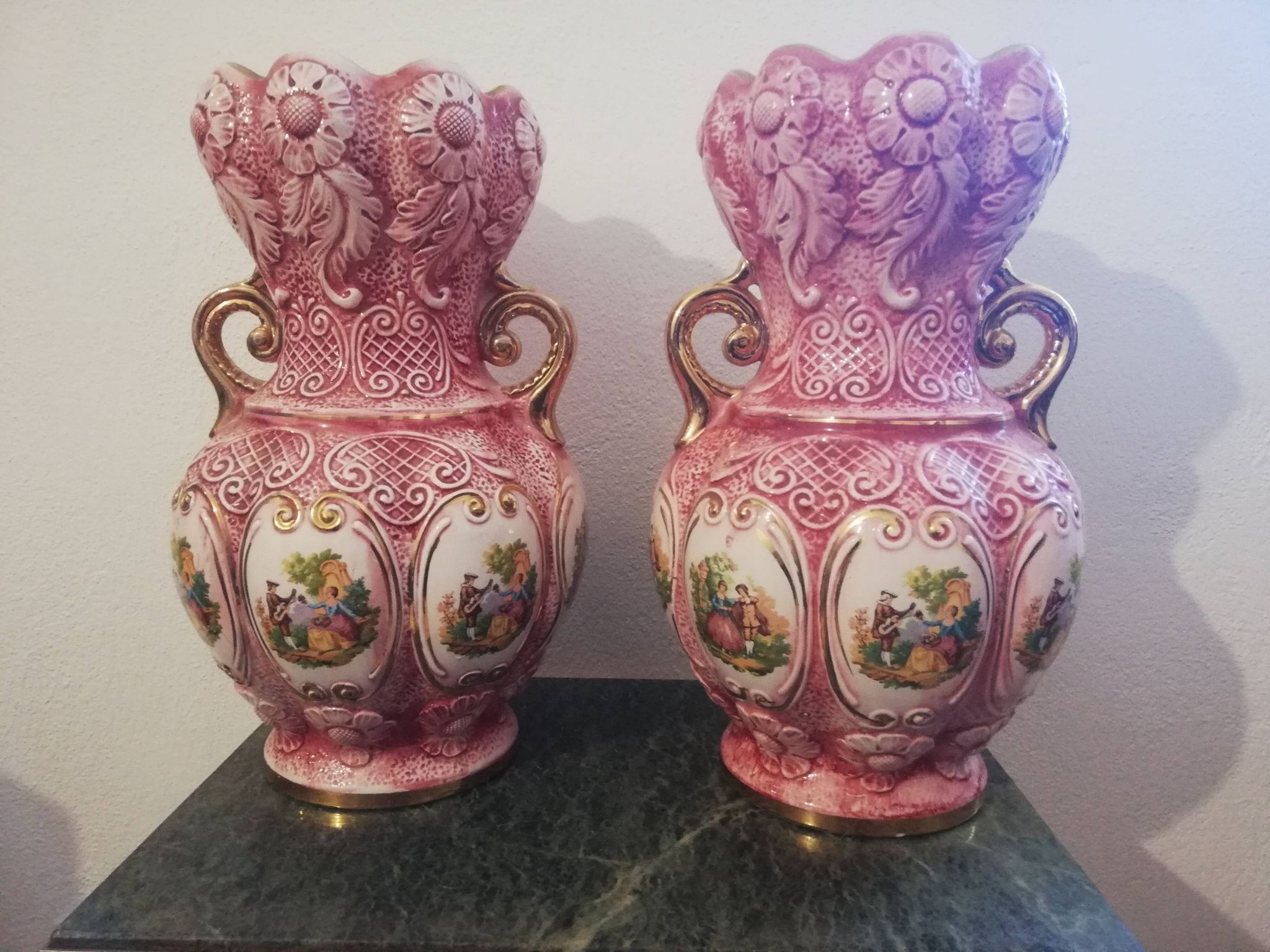 Paire de vases fragonard en porcelaine émaillée