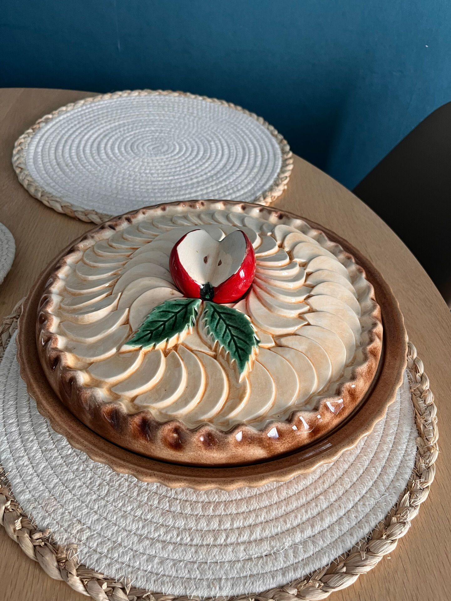 Vintage pie dish in barbotine apple pie Silea
