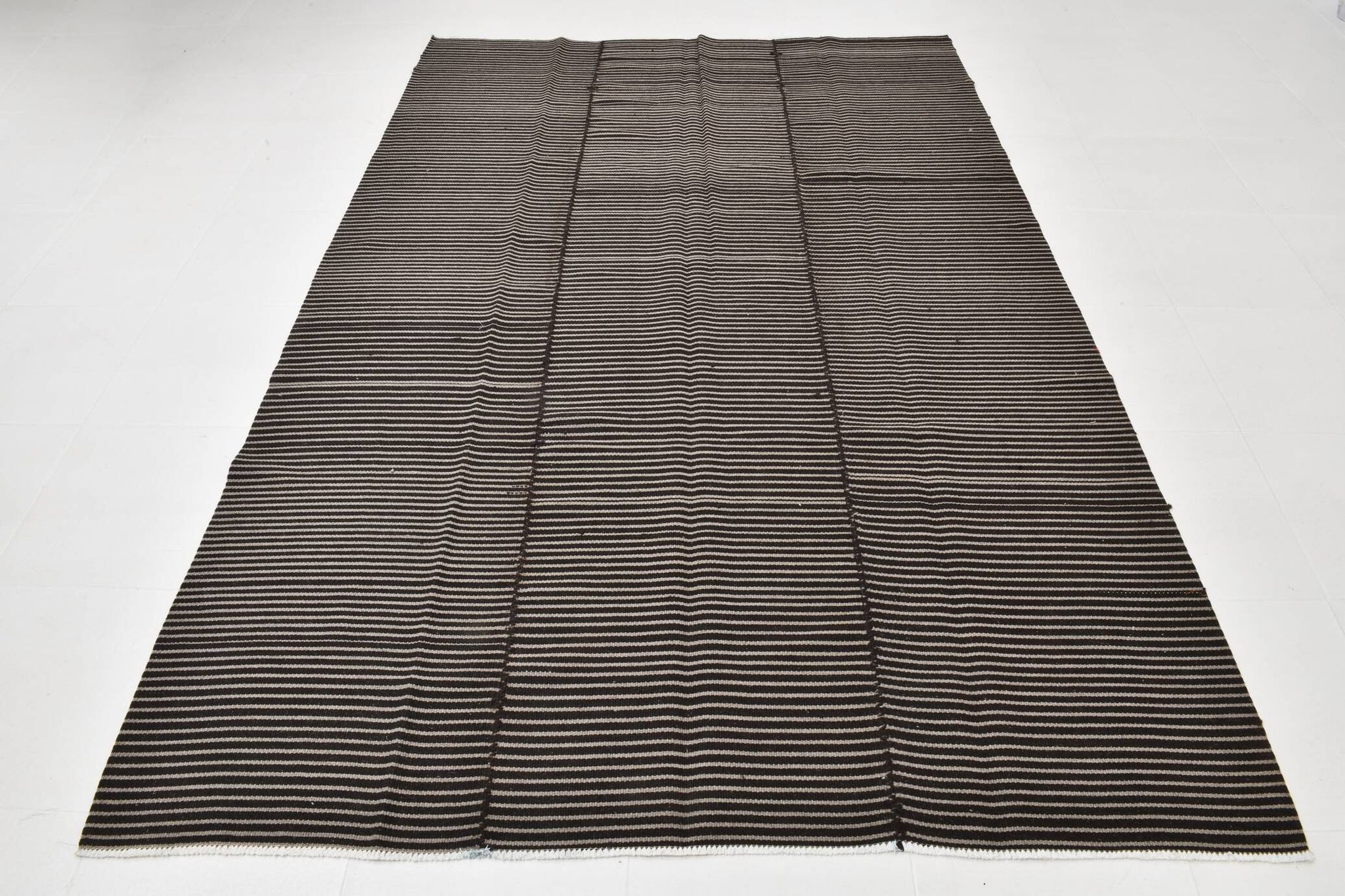 Tapis turc à fines rayures noires et grises (6 x 9 po), 183 x 269 cm