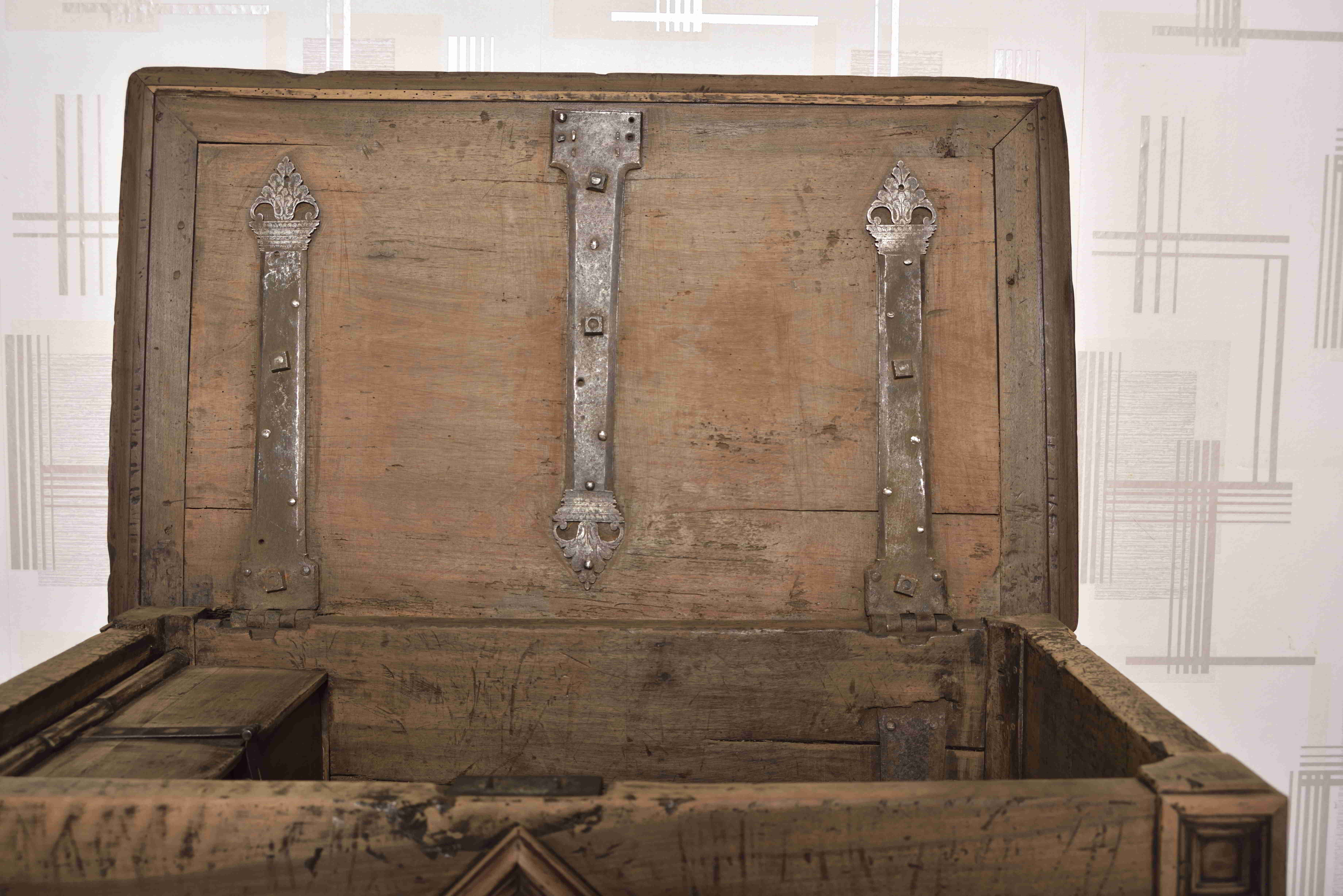 Oak chest early XVIIIth