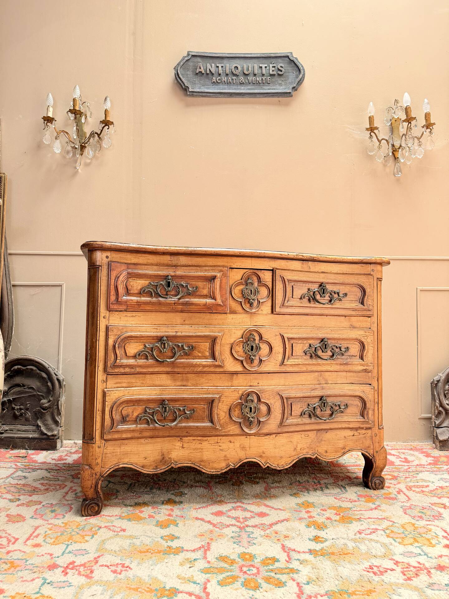CURVED COMMODE IN WALNUT, PROVINCIAL WORK FROM THE LOUIS XV XVIII PERIOD