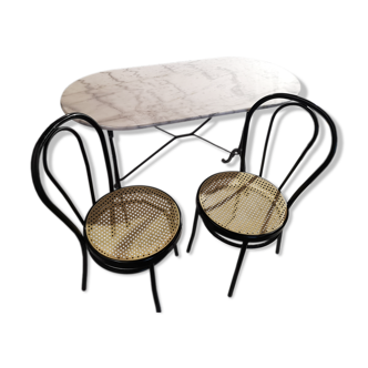 Table de bistrot dessus marbre piétement en fonte et 2 chaises