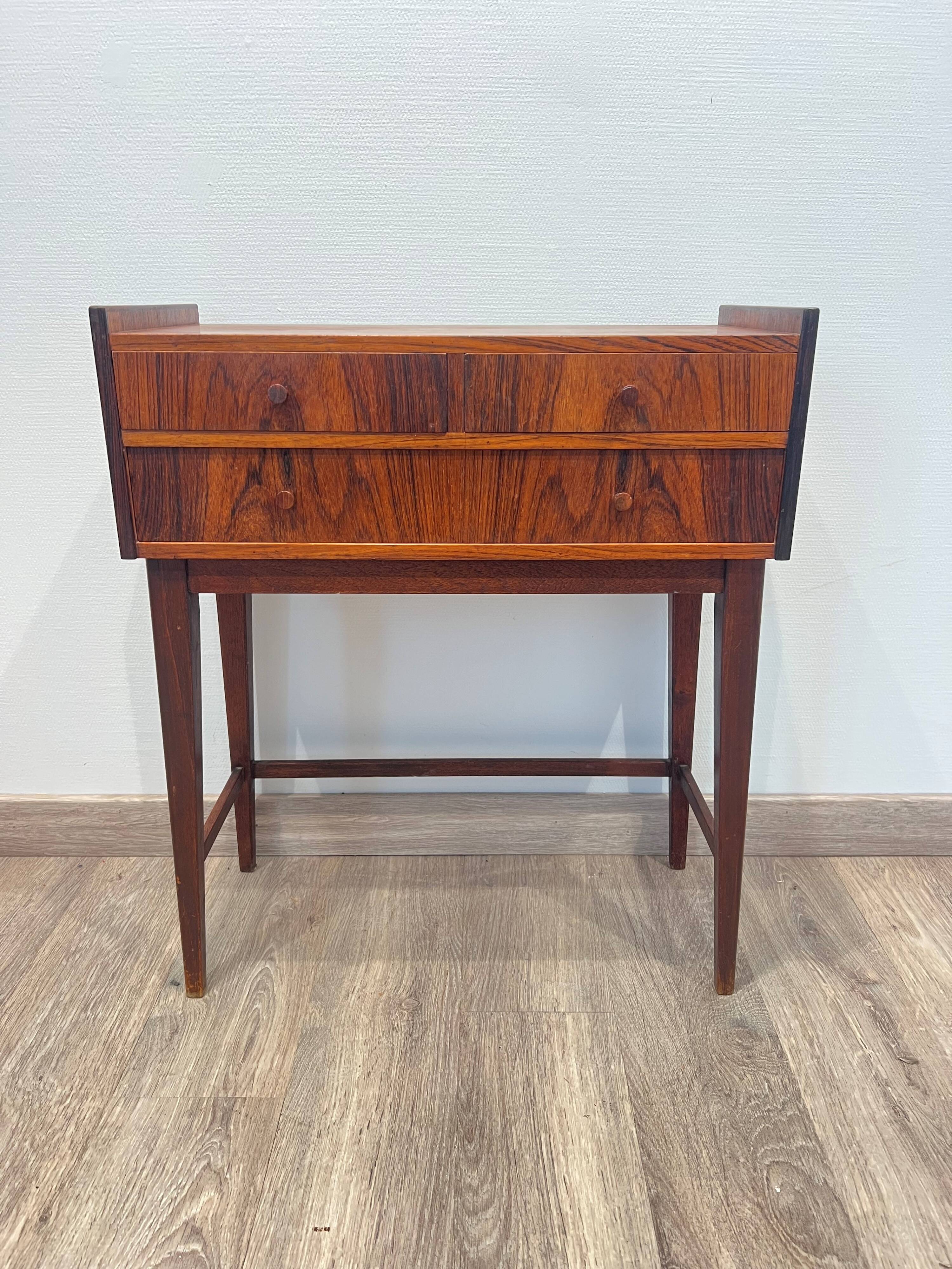 3-drawer commode in Rio rosewood, origin Denmark.