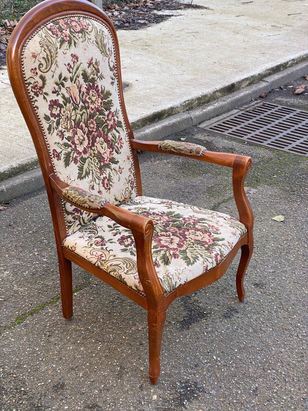 Louis XV Voltaire armchair in solid wood and floral fabric.