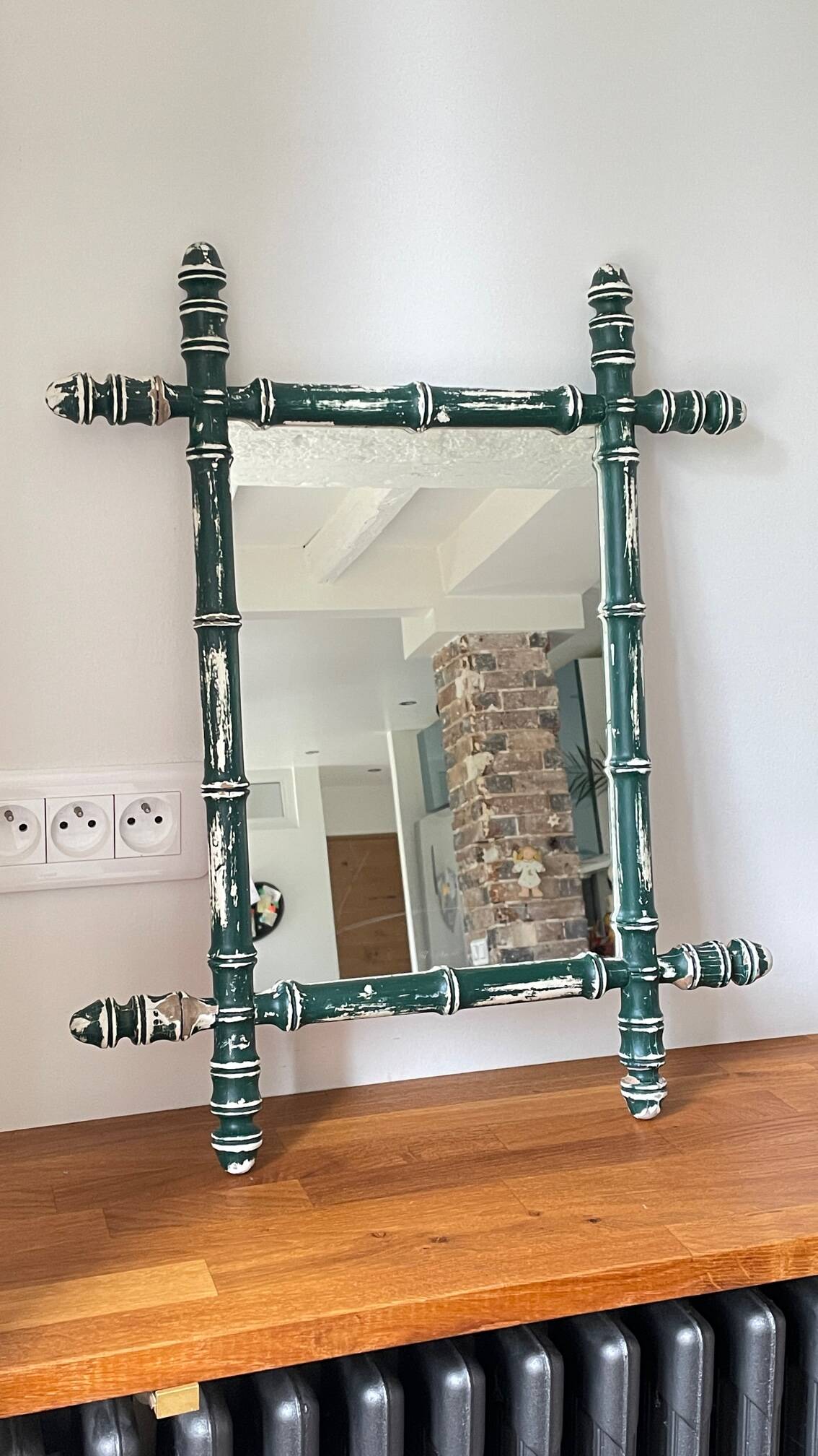 Miroir ancien en bois formant bambou