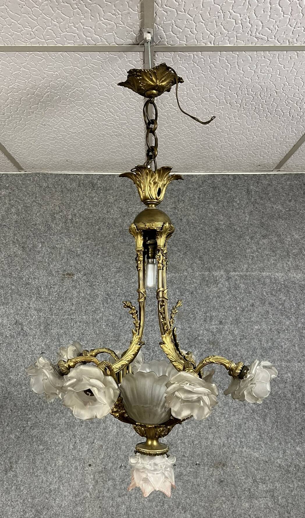 Lustre en bronze doré avec verrerie aux roses et coquilles