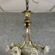 Lustre en bronze doré avec verrerie aux roses et coquilles