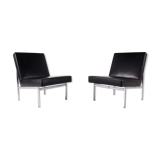 Paire de chauffeuses modernistes en cuir noir