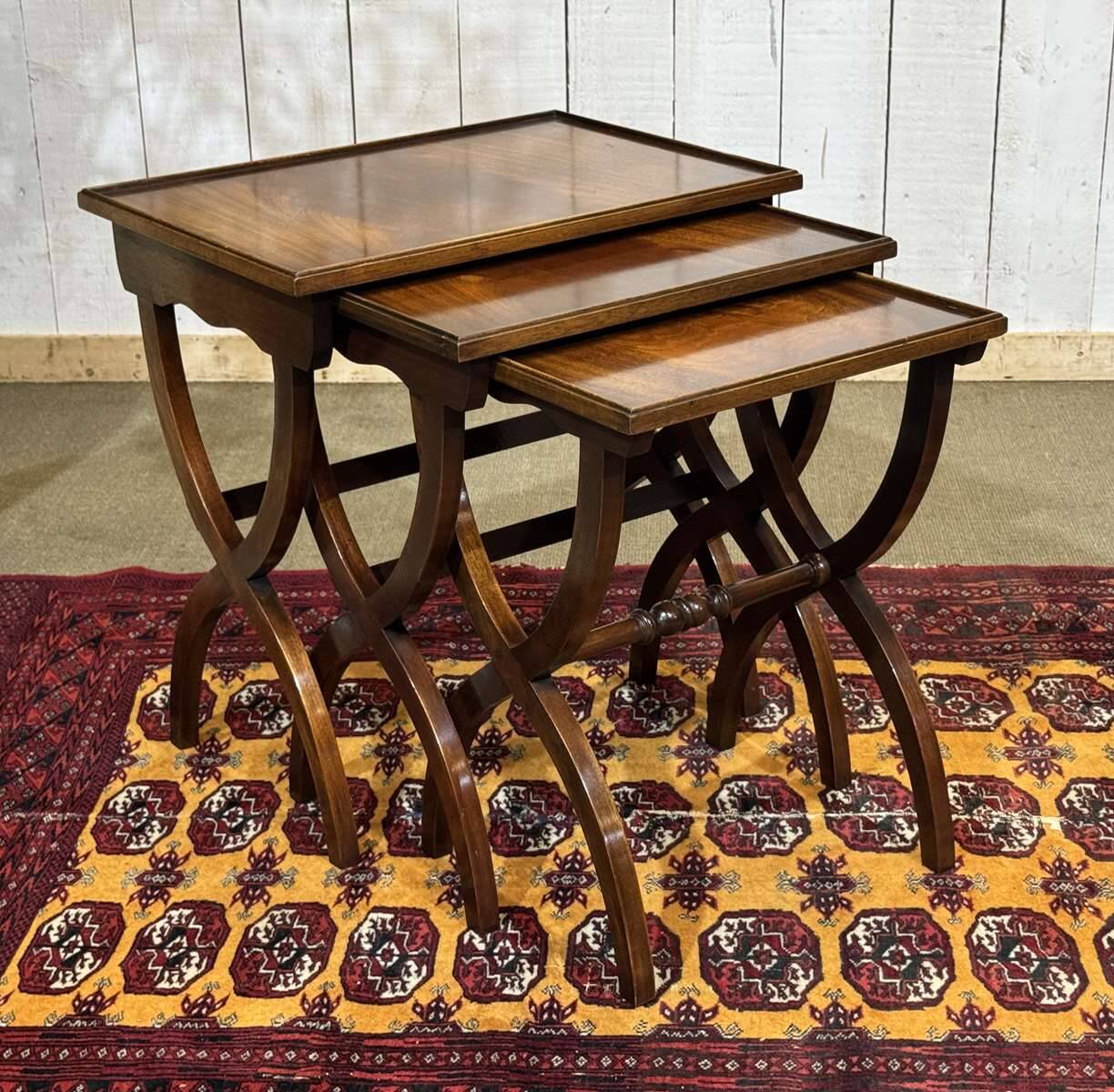 Suite de tables gigognes anglaises en acajou des années 1950