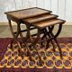 Suite de tables gigognes anglaises en acajou des années 1950