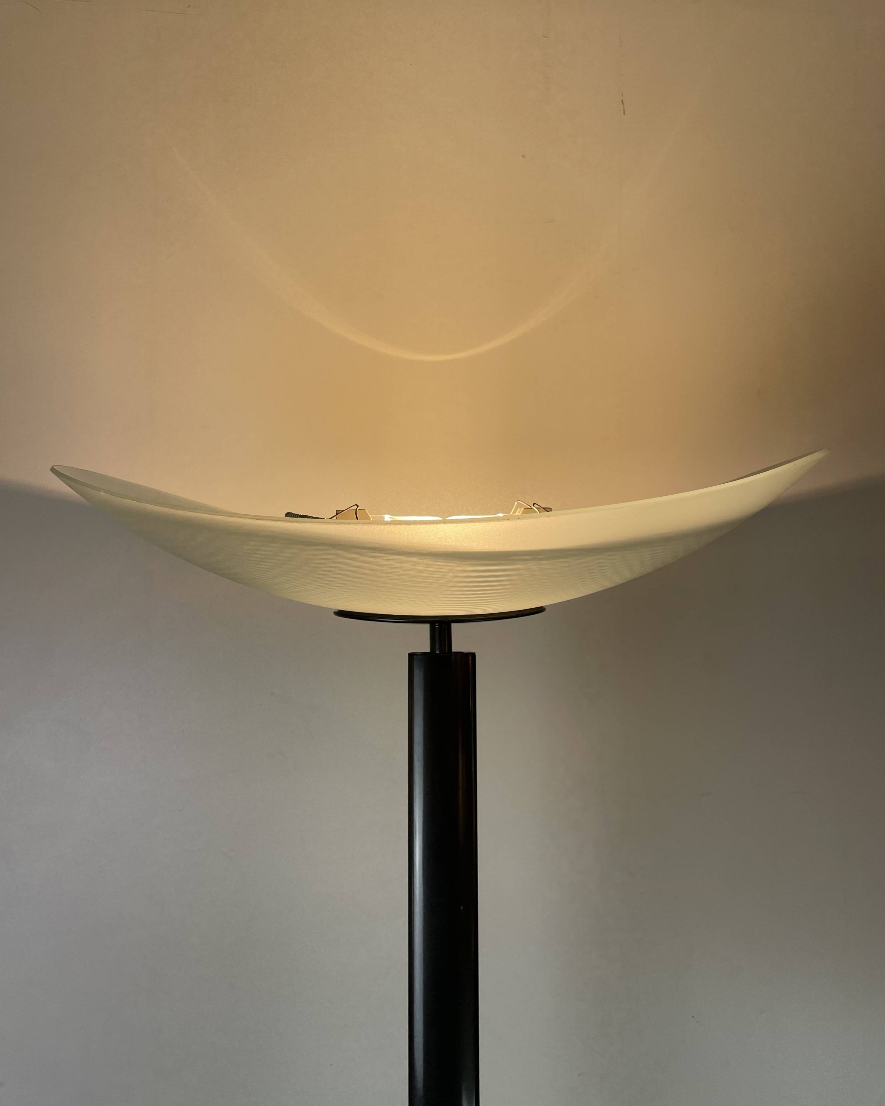 Tebe, lampe sur pied par Ernesto Gismondi pour Artemide, Italie, années 1980.