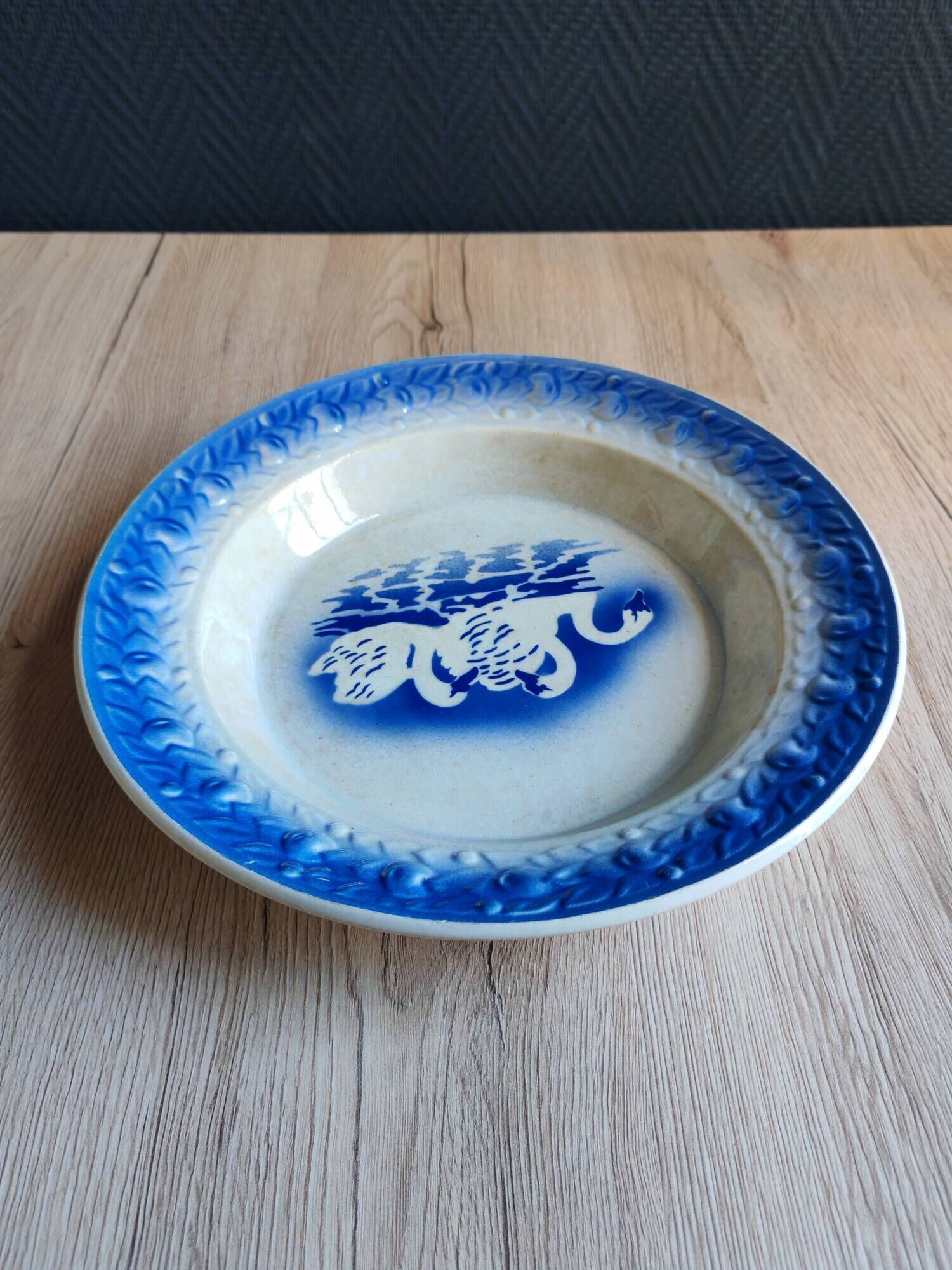 Hollow plate Moulin des Loups Hamage France, blue and white swan decoration.