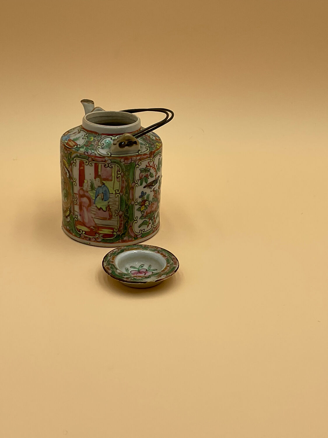 Porcelain teapot from China Canton XIX°
