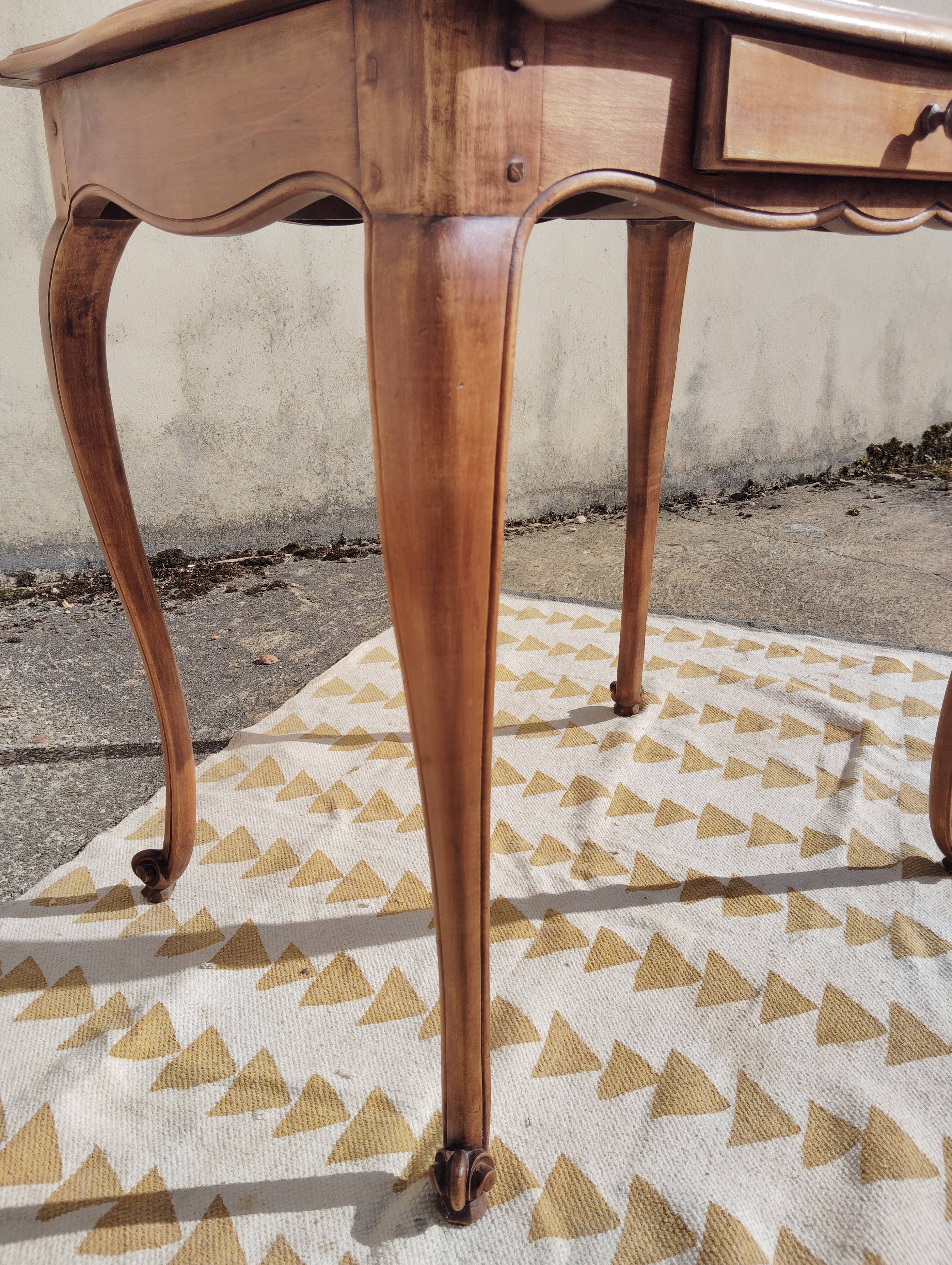 Table ou écritoire style Louis XV noyer éclairci