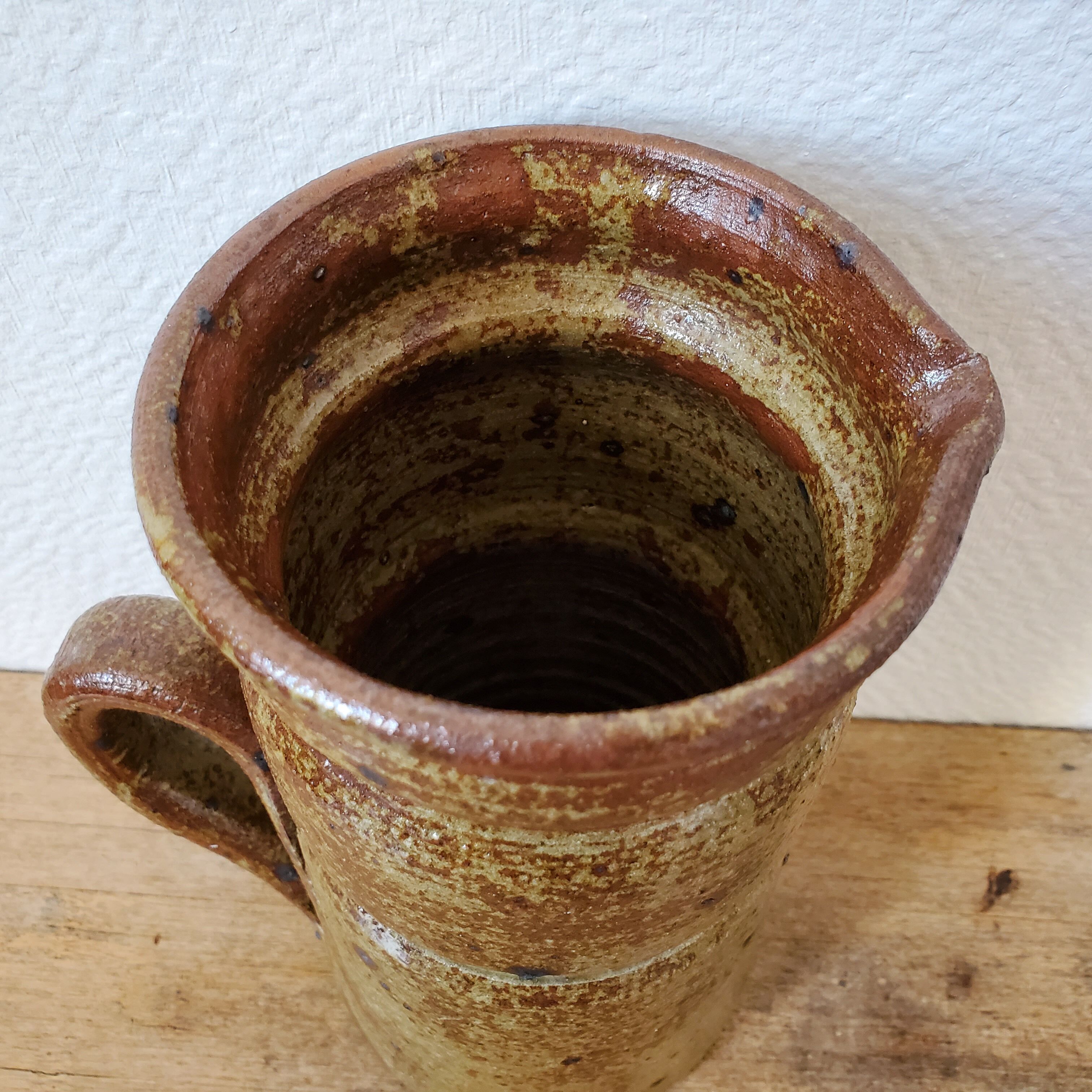 Pitcher vase in sandstone pyrity