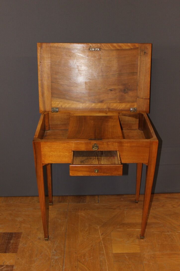 Coiffeuse d'époque restauration en noyer