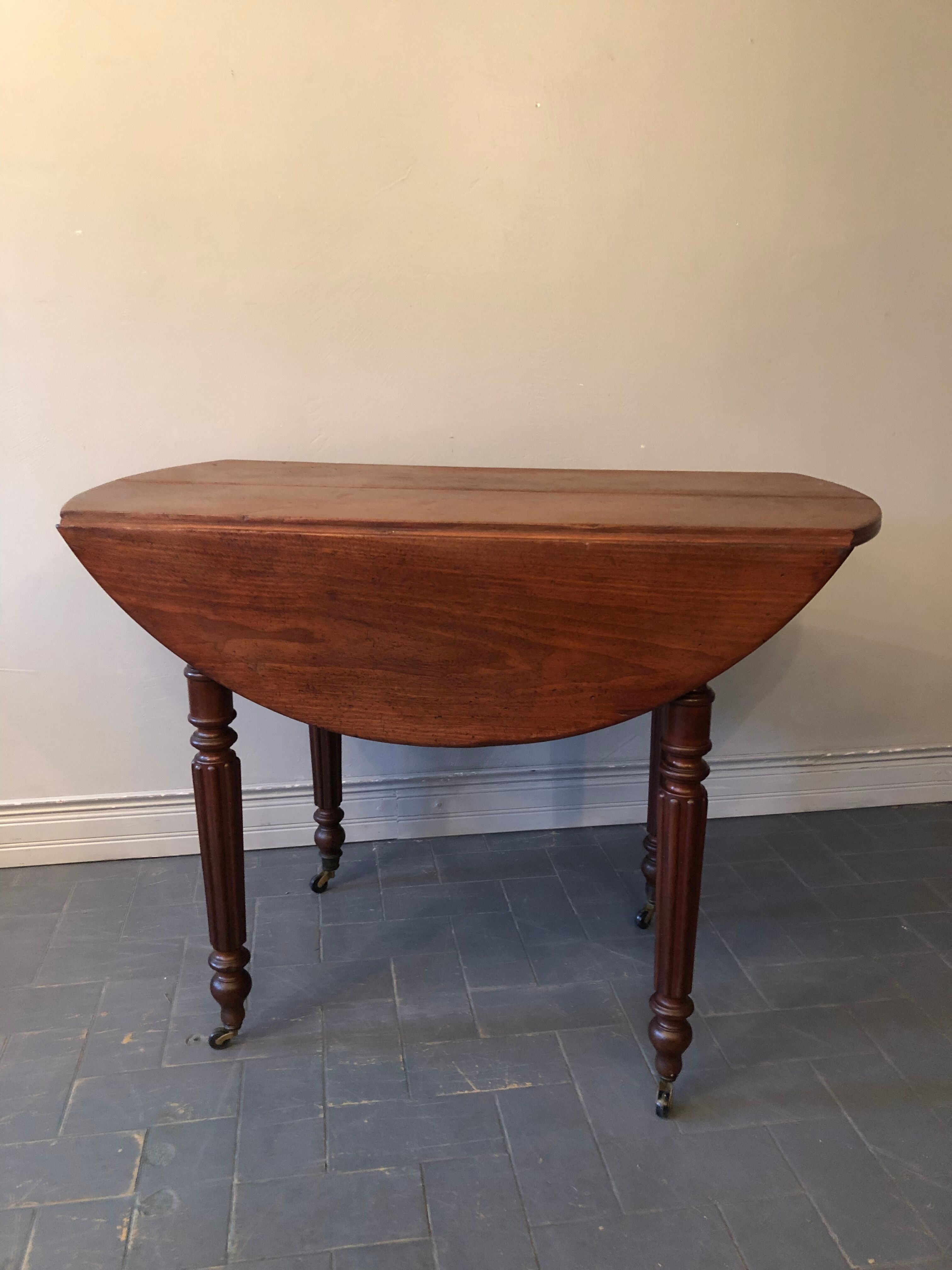 Round table with flaps diameter 97 cm