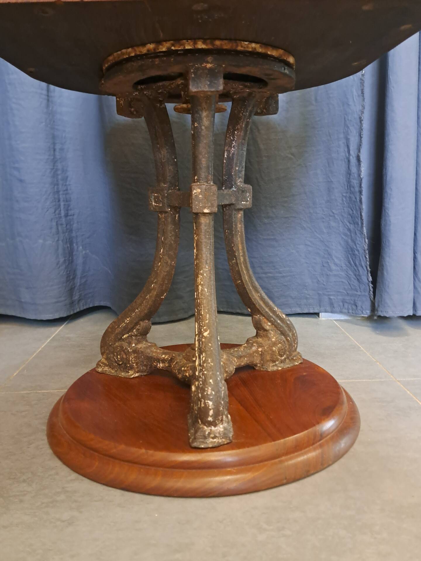 Swivel American chair in walnut and cast iron
