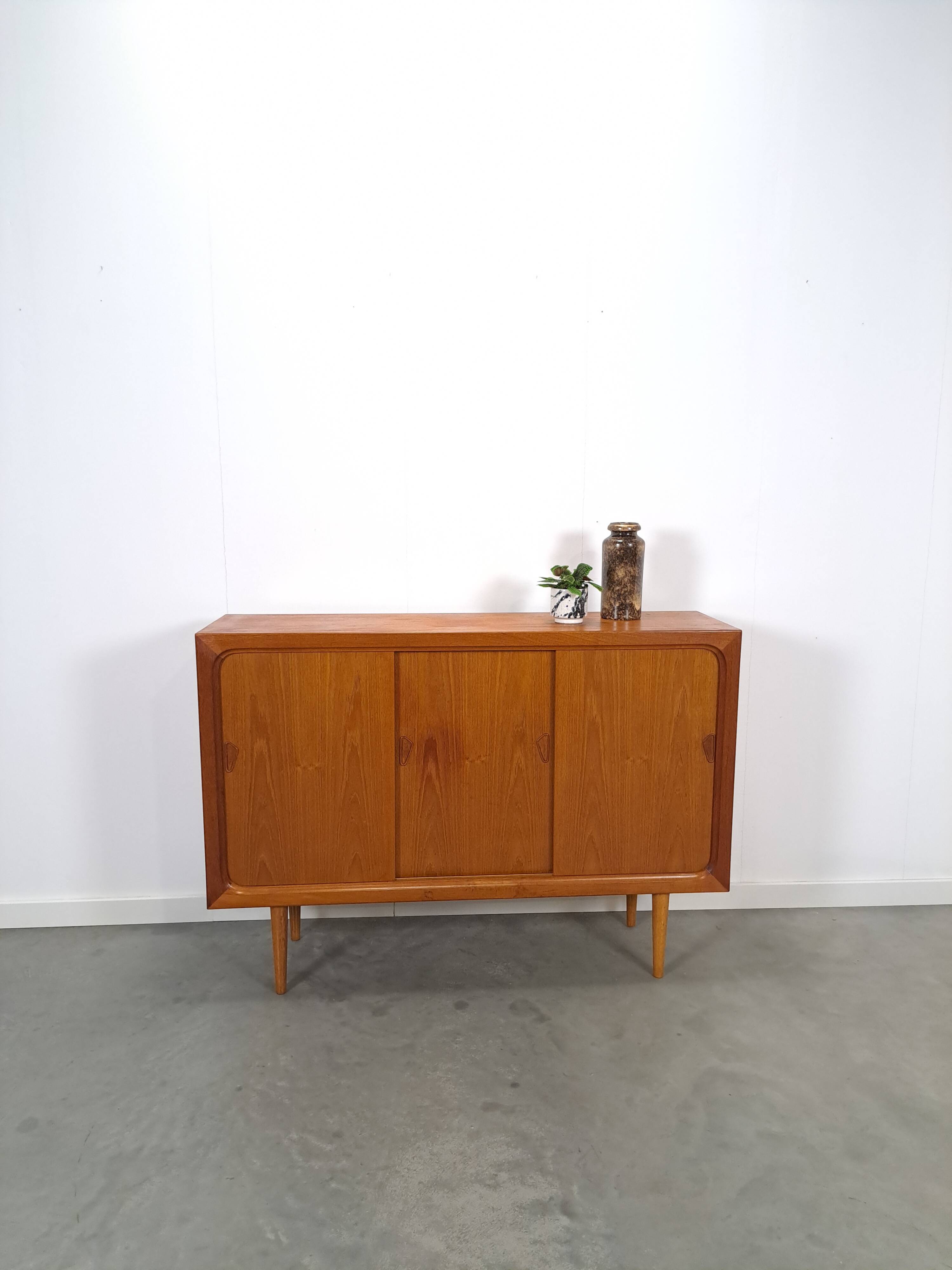 Mid Century Deens teak hoog dressoir