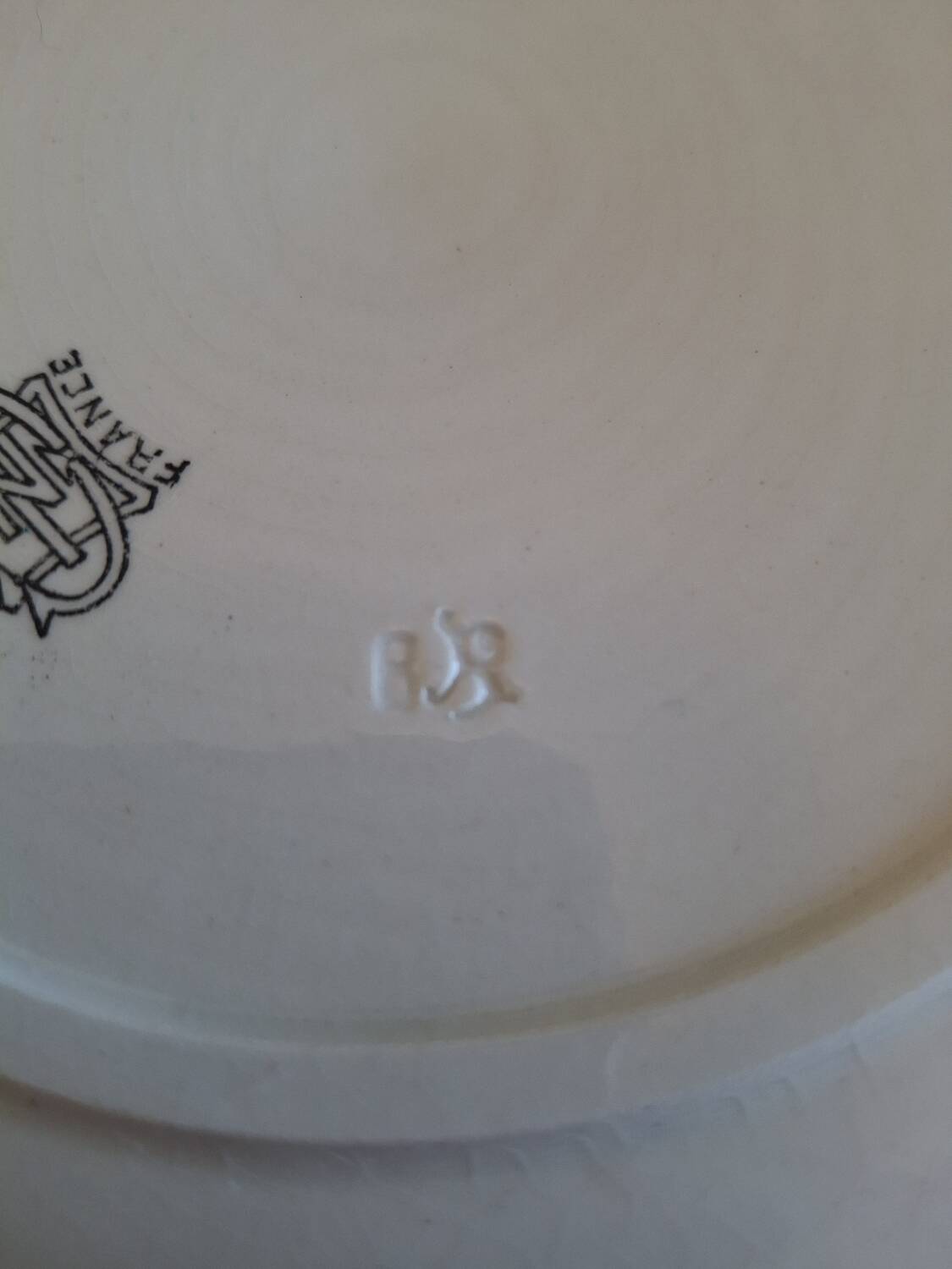 Vintage flat plate in Gien earthenware.