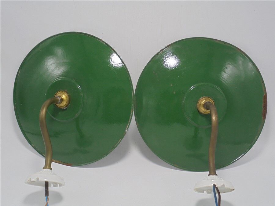Duo of enamelled sheet metal wall lamps