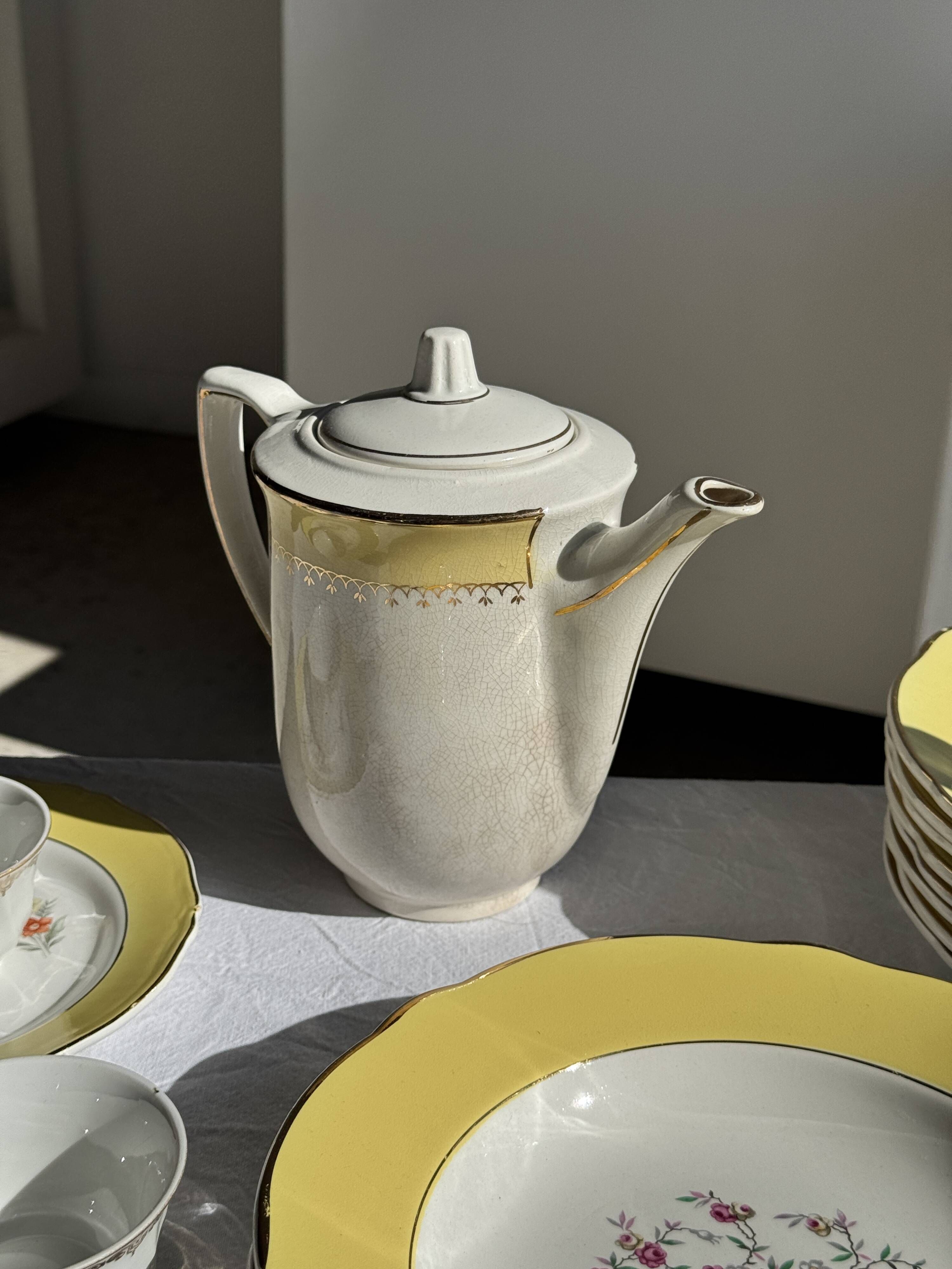 Théière en céramique l'Amandinoise à frise jaune et dorée H21