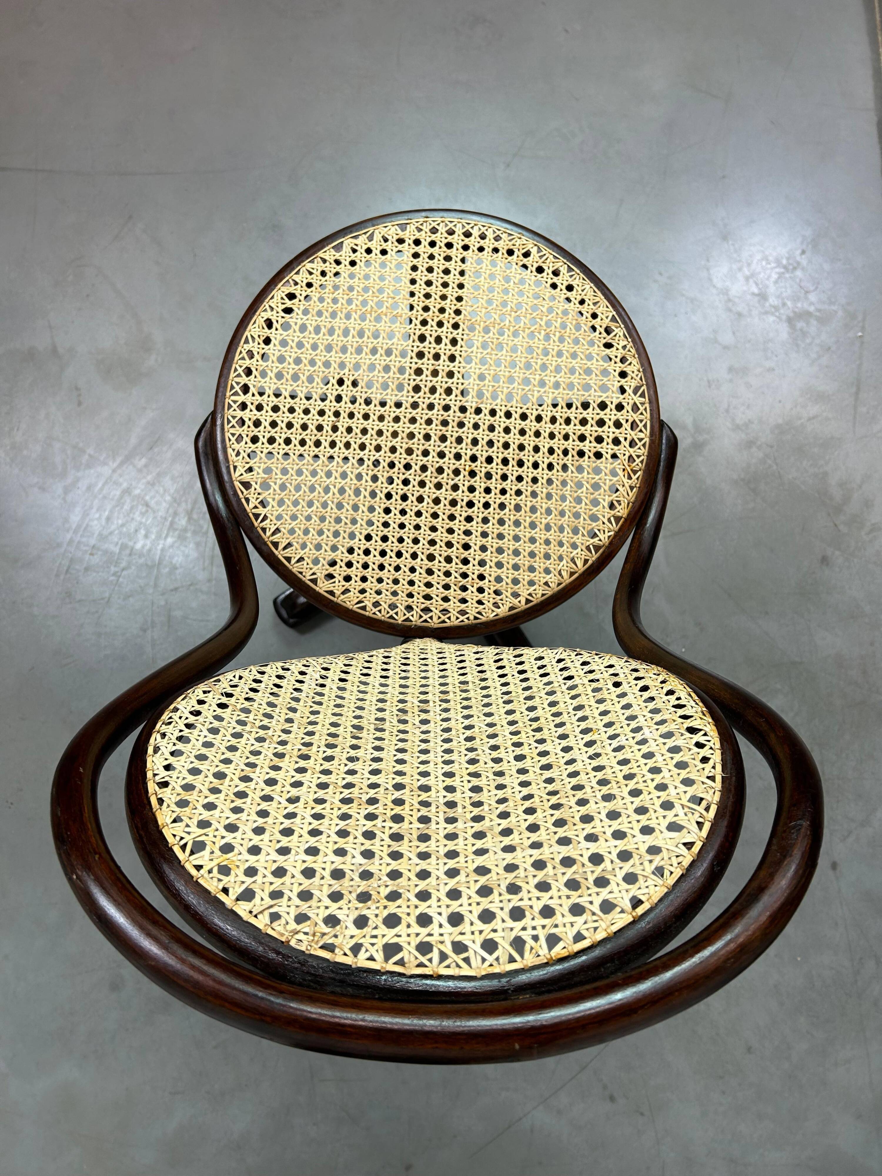 Chaise pivotante en bois courbé n°9 par J.J.Kohn