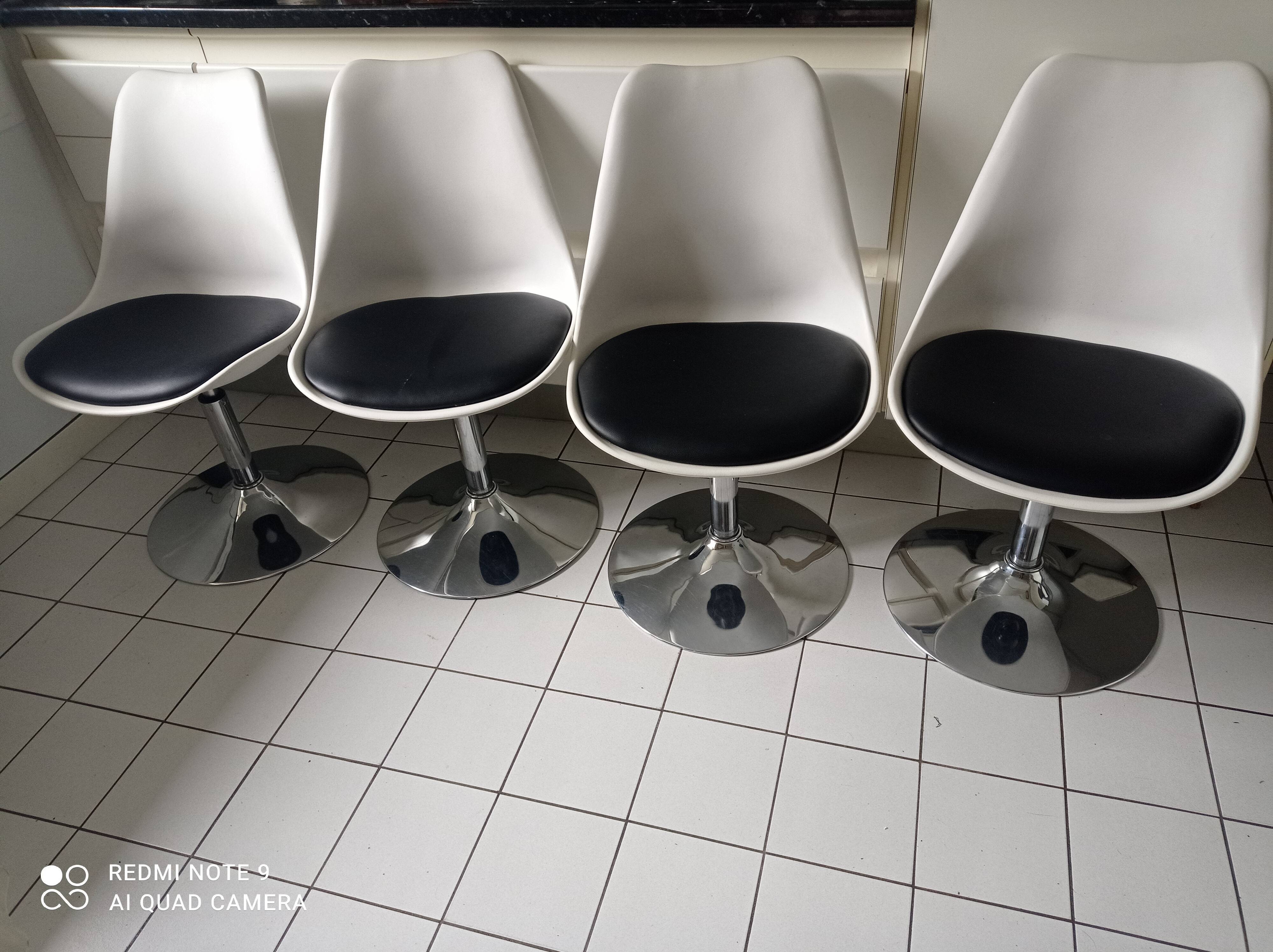 Set of 4 swivel tulip chairs