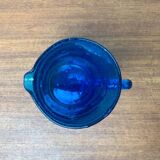 Broc en verre bleu fait main du milieu du siècle, années 1960