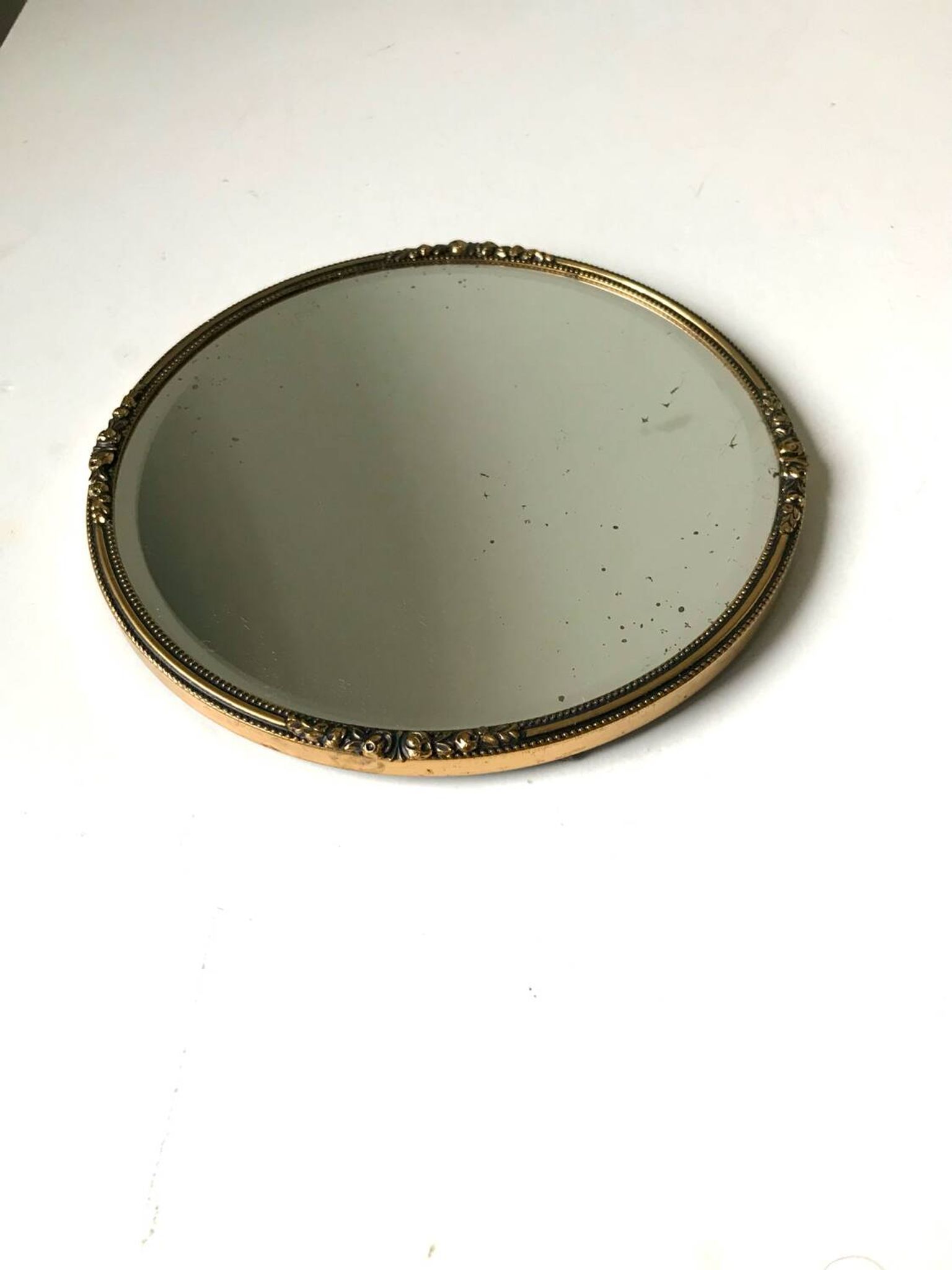 Miroir biseauté antique avec cadre en métal doré