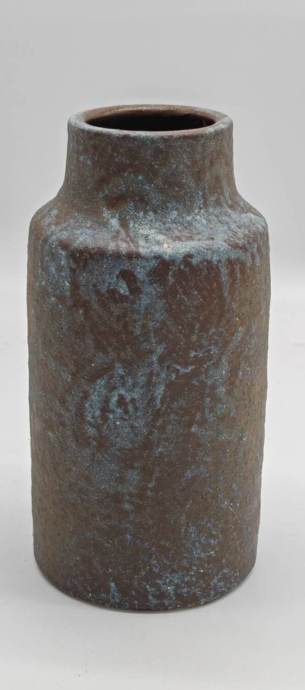 Vase en grès brutaliste à l'email poudré bleu