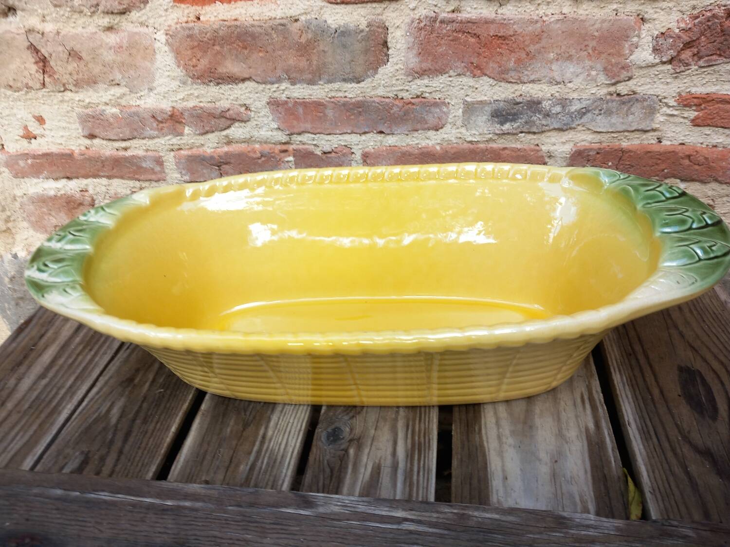 Plat ovale et creux en faïence barbotine