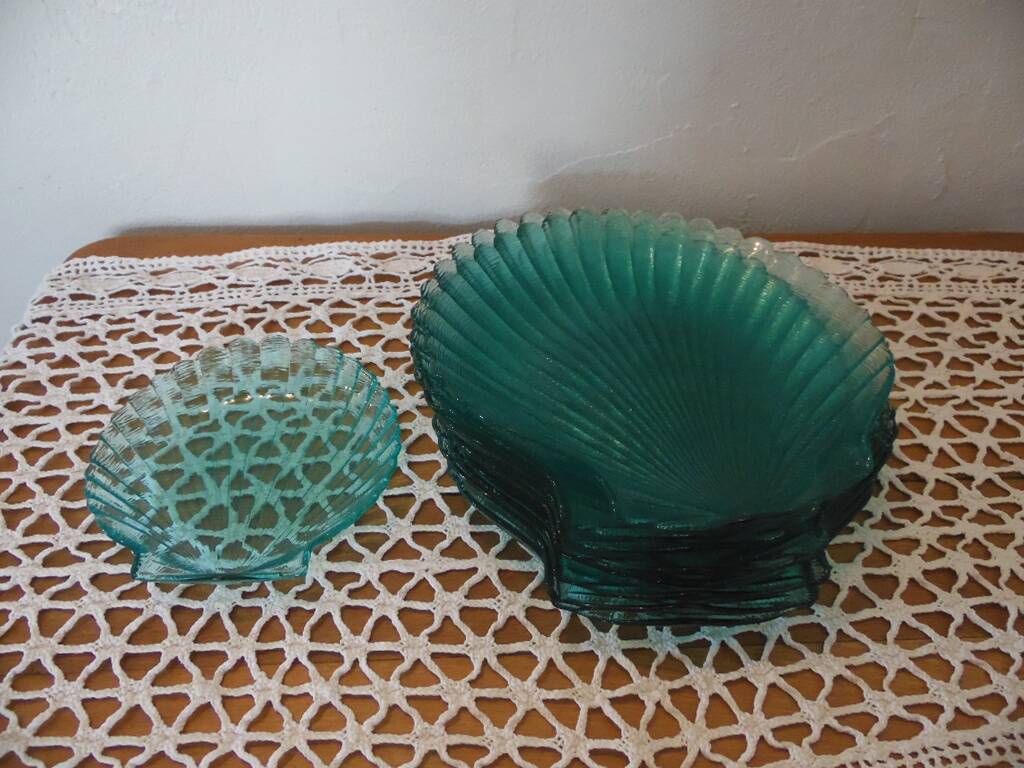 Set of 8 green glass shell plates +1 small