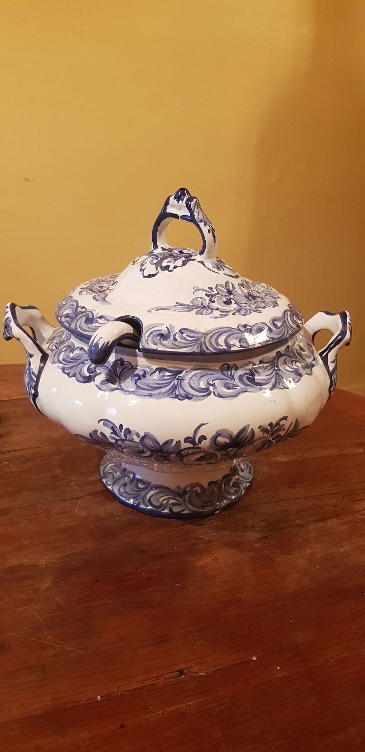 Tureen signed vestal. origin portugal.