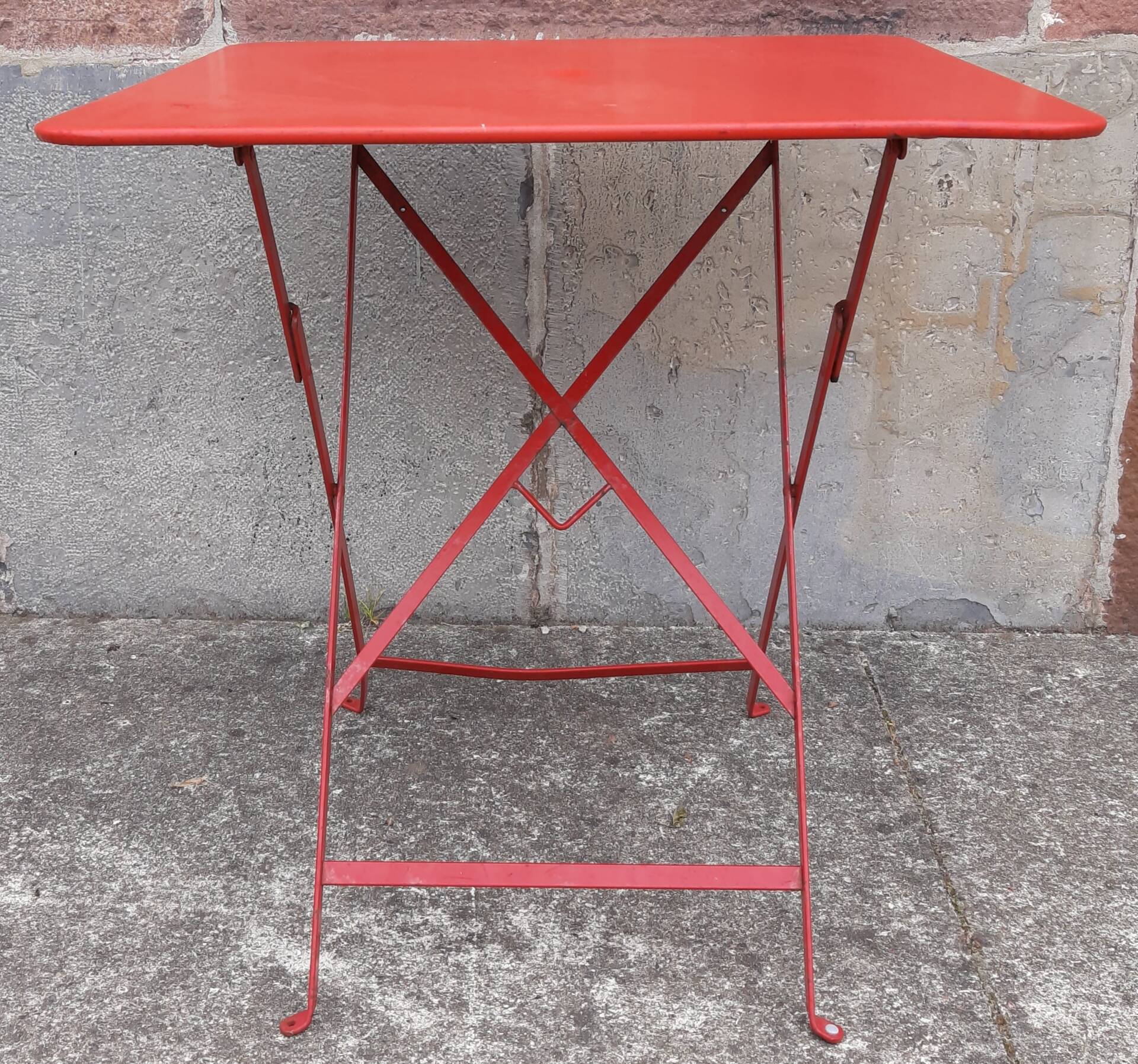 Folding bistro or garden table, made of metal. (Individually or in sets)